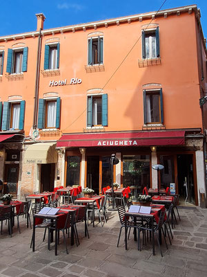 Zum Mittagessen in die Pizzeria Aciugheta am Campo Santi Filippo e Giacomo