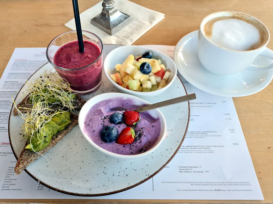 Frühstück im Restaurant MAX. Fitness Frühstück: Blaubeerquark mit Chia, Obstsalat, Guacamole auf Dinkelbrot, hausgemachter Smoothie