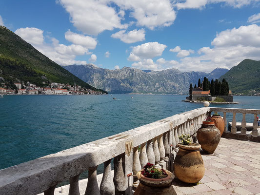 Blick von Gospa od Škrpjela zur Nachbarinsel Sveti Đorđe und nach Perast