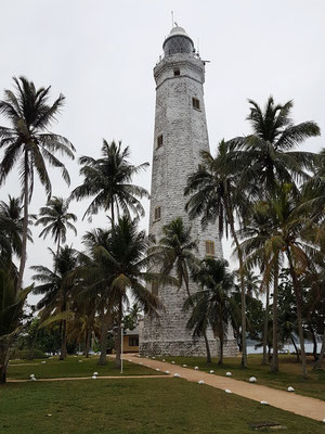 Der höchste Leuchtturm Sri Lankas (49 Meter) von 1890 markiert den südlichsten Punkt des indischen Subkontinents sowie die Grenze zwischen dem Arabischen Meer und dem Golf von Bengalen