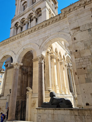 Ostseite des Peristyls mit Eingang zum Mausoleum Diokletians