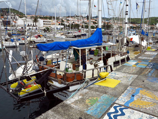 Im Hafen von Horta