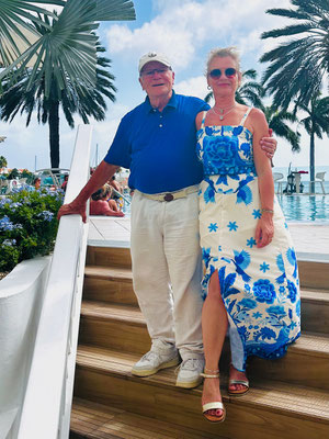 Oranjestad, Renaissance Mall. Vater und Tochter