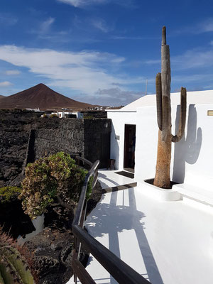 Verbindungsweg zwischen ehemaligem Wohnzimmer und Umweltraum mit eindrucksvollem Anblick der erstarrten Lava aus dem 18. Jahrhundert