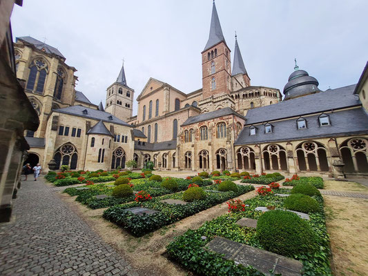 Trierer Dom (rechts) und Liebfrauenkirche vom Kreuzgang aus gesehen