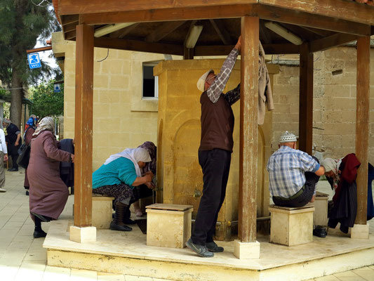 Waschung in einer Brunnenanlage vor der Lala-Mustafa-Pascha-Moschee