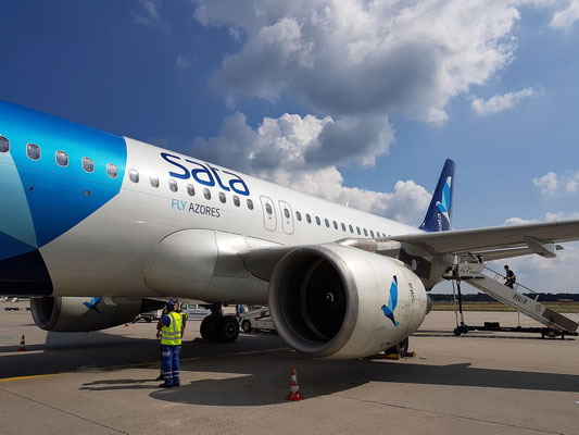 Meine A 320 der Sata International auf dem Flughafen Frankfurt, Destination Ponta Delgada