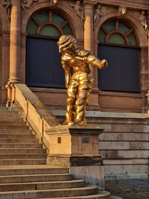 Am Eingang verneigt sich die von dem Düsseldorfer Künstler Thomas Schütte 2004 geschaffene 2,5 m hohe Bronze-Skulptur "Großer Geist" Nr. 4 vor dem Besucher und vor der ausgestellten Kunst.