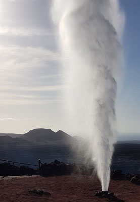 "Geysir" am Islote de Hilario. Vulkanhitze lässt eingegossenes Wasser als Dampffontäne emporschießen.