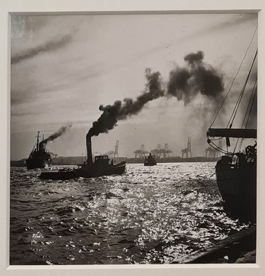 Schlepper im Gegenlicht Hamburger Hafen, 1933 (Münchner Stadtmuseum, Sammlung Fotografie)