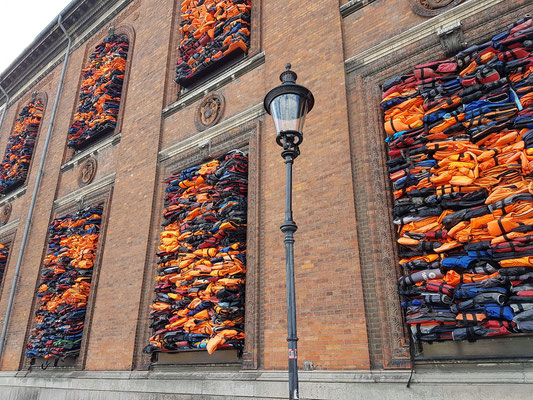 Fassade der Kunsthal Charlottenborg. Kunstwerk von Ai Weiwei: Solei Levant, 2017. Mehr als 3500 Rettungswesten von Flüchtlingen auf der griechischen Insel Lesbos. 8000 Menschen verloren in der Zeit von 2015 bis 2016 ihr Leben bei der Überfahrt übers Meer.