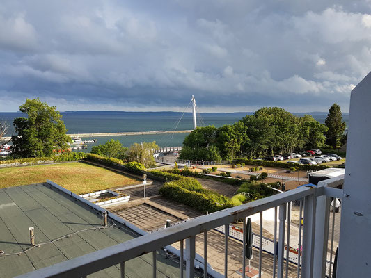 Sassnitz. Rügen-Hotel (Raulff), Blick aus meinem Zimmer 258 zum Hafen und zur Fußgängerhängebrücke von 2007