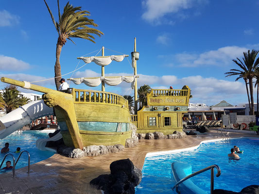 Piratenschiff in der Poollandschaft