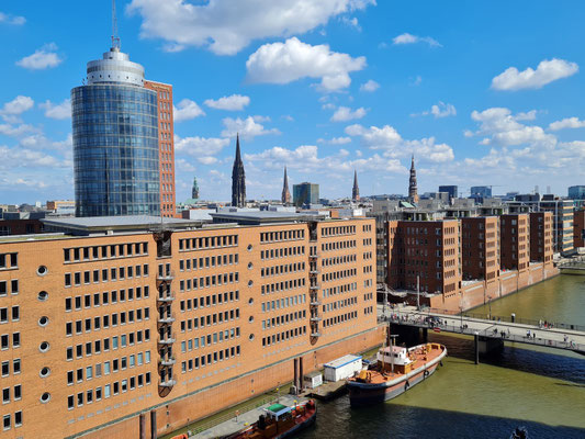 Blick von der Plaza der Elbphilharmonie zum Sandtorhafen
