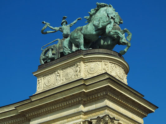 Heldenplatz, Skulptur auf der Kolonnade