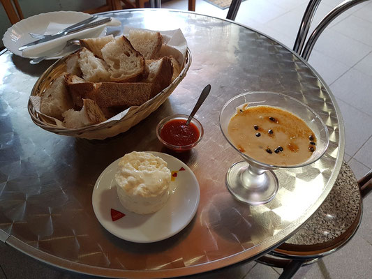 Lunch im Restaurante "O Pescador" in Ponta Delgada (Frischkäse und Maracuja-Creme)