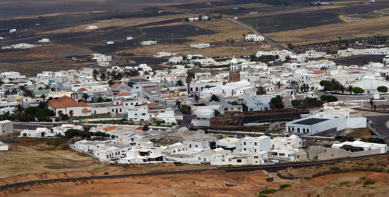 Blick vom Castillo de Santa Barbara auf Teguise