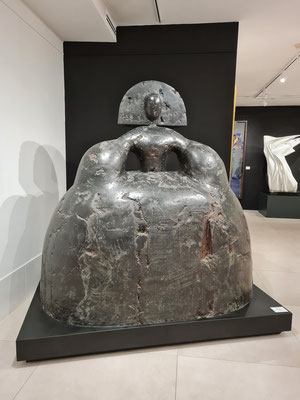 Manolo Valdès: Infanta Margarita, Bronze, 2005, Ed. 6/9, 205 cm x 203 cm x 142 cm. Galleria d'Arte Contini, San Marco 2288