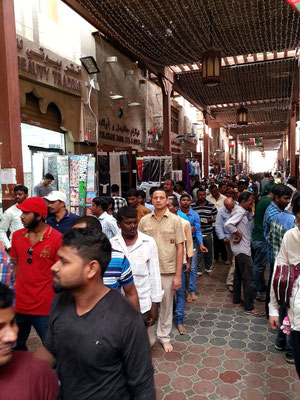 Im Souk von Al Bastakiya. Inder in einer Schlange zum Shiva-Tempel 