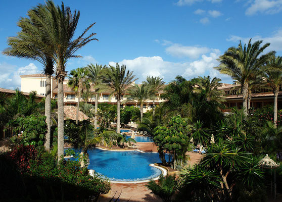 Corralejo, Garten und Swimmingpool des Hotels Atlantis Bahía Real