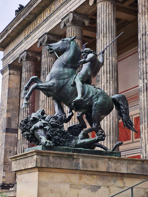 Altes Museum, Löwenkämpfer auf der linken Treppenwange von Albert Wolff nach einem Entwurf von Christian Daniel Rauch.