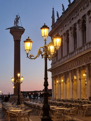 Sonnenuntergang an der Piazzetta di San Marco, Biblioteca Nazionale Marciana und Columna de San Teodoro