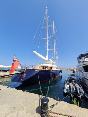 Luxus-Segelyacht im Hafen von Chania