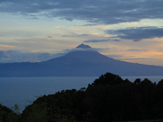 Blick von São Jorge auf den Ponta do Pico (2351 m) auf der Insel Pico