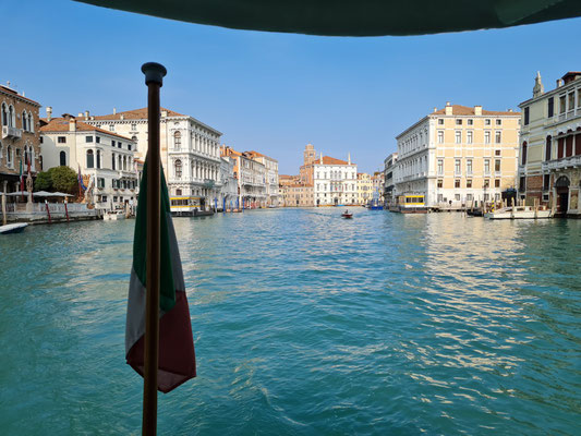 Canal Grande.  Ca' Rezzonico (links) und Palazzo Balbi (im Hintergrund)