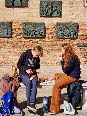 Picknick am Holocaustdenkmal im jüdischen Ghetto