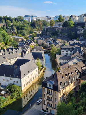 Blick auf die Rue Münster und den Fluss Alzette