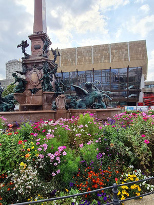 Mendebrunnen und Gewandhaus-Konzertgebäude