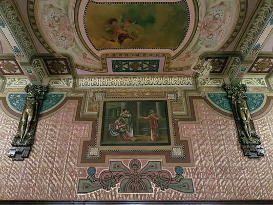 Kakhidze Music Center, Gemälde und Figuren im Foyer (1914)