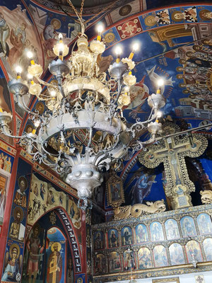 Kirche der Heiligen Dreifaltigkeit, Ikonostase und großer Leuchter in der ausgemalten Kapelle