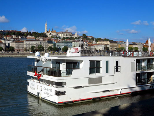 Donau-Kreuzfahrtschiff, Blick zum Stadtteil Buda mit dem Burgberg (Matthiaskirche und Hotel Hilton)