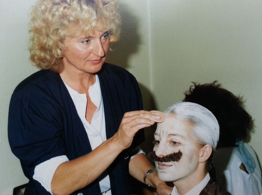 Almut als Maskenbildnerin, Theateraufführungen des Otto-Hahn-Gymnasiums Monheim, 1990er Jahre