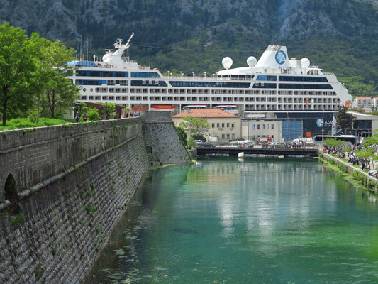 Nördliche Stadtmauer von Kotor mit Kampana Tower, Blick nach Westen zum Hafen mit dem Kreuzfahrtschiff "Azamara Pursuit"