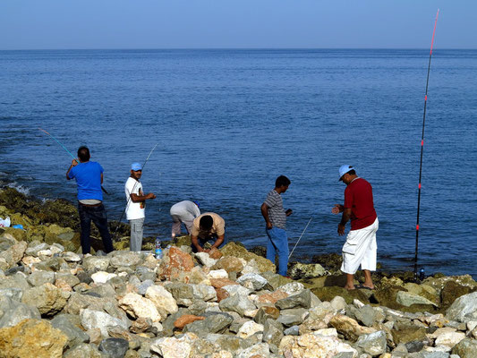 Angler am Freitagnachmittag in der Bucht von Yiti