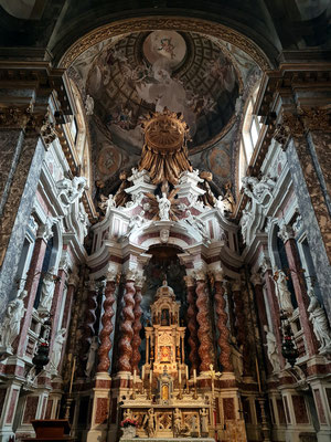 Prachtvoller Barockaltar mit spiralförmig gedrehten Säulen