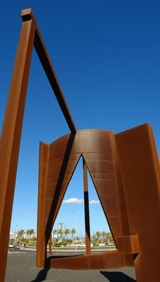 Arrecife.  Monumentalskulptur von José Abad vor dem Gebäude der Inselregierung