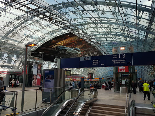 Frankfurt Flughafen Fernbahnhof, Eingangshalle (Verteilerebene) mit Glaskuppel (1999 fertiggestellt)