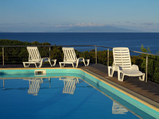 Swimmingpool der Ferienanlage Cantinho das Buganvilias, im Hintergrund die Insel Faial