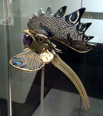 Museu Calouste Gulbenkian; Cockerel diadem, Frankreich ca. 1897-98; gold, enamel, horn and amethyst