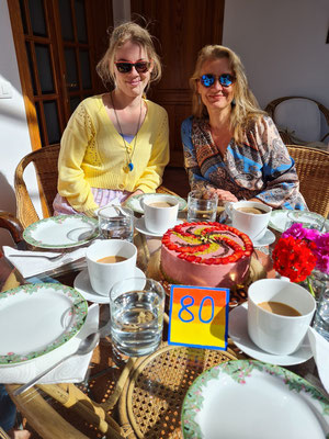 Kaffeetafel mit veganer Schoko-Obst-Torte.  Kreation der Konditorin Francesca, Cake-Shop  im Pueblo Marinero in Costa Teguise