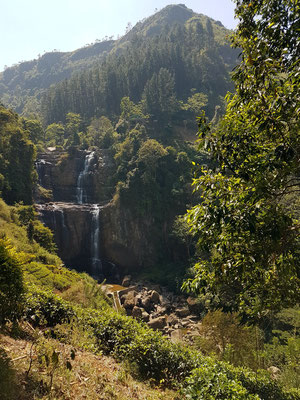 Ramboda Wasserfälle auf dem Weg von Kandy nach Nuwara Eliya