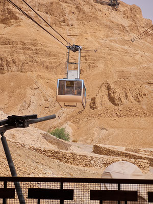Warten auf die Seilbahnkabine hinauf zur Bergfestung Masada