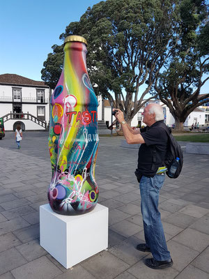 Ribeira Grande, Skulptur von Miguel "RAM" Caeiro (geb. 1976), 40 Jahre Coca Cola in Portugal (seit 1977)