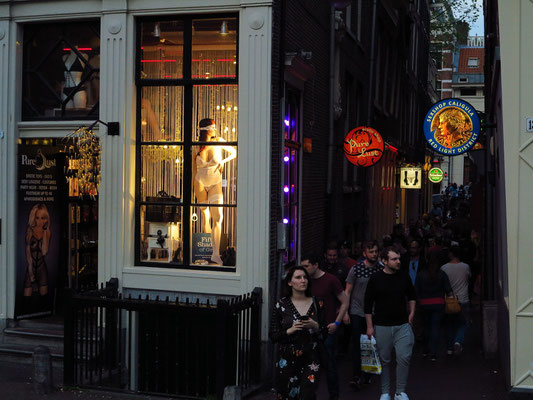 Erotic-Shop an der Sint Jansbrug. Blick in den Stoofsteeg