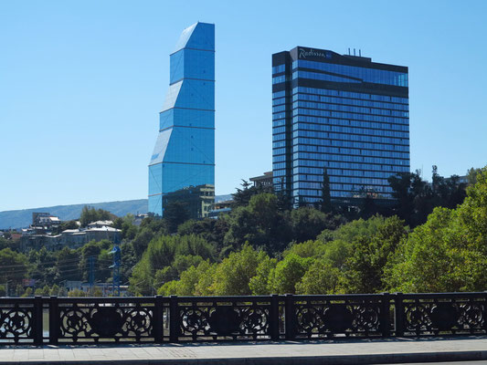 Moderne Architektur: Hochhaus The Biltmore Hotel Tbilisi (links) und Hotel Radisson Blue Iveria 