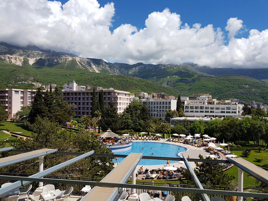 Blick vom 4. Stock auf den Swimmingpool, dahinter der Block Grand des Hotels Iberostar